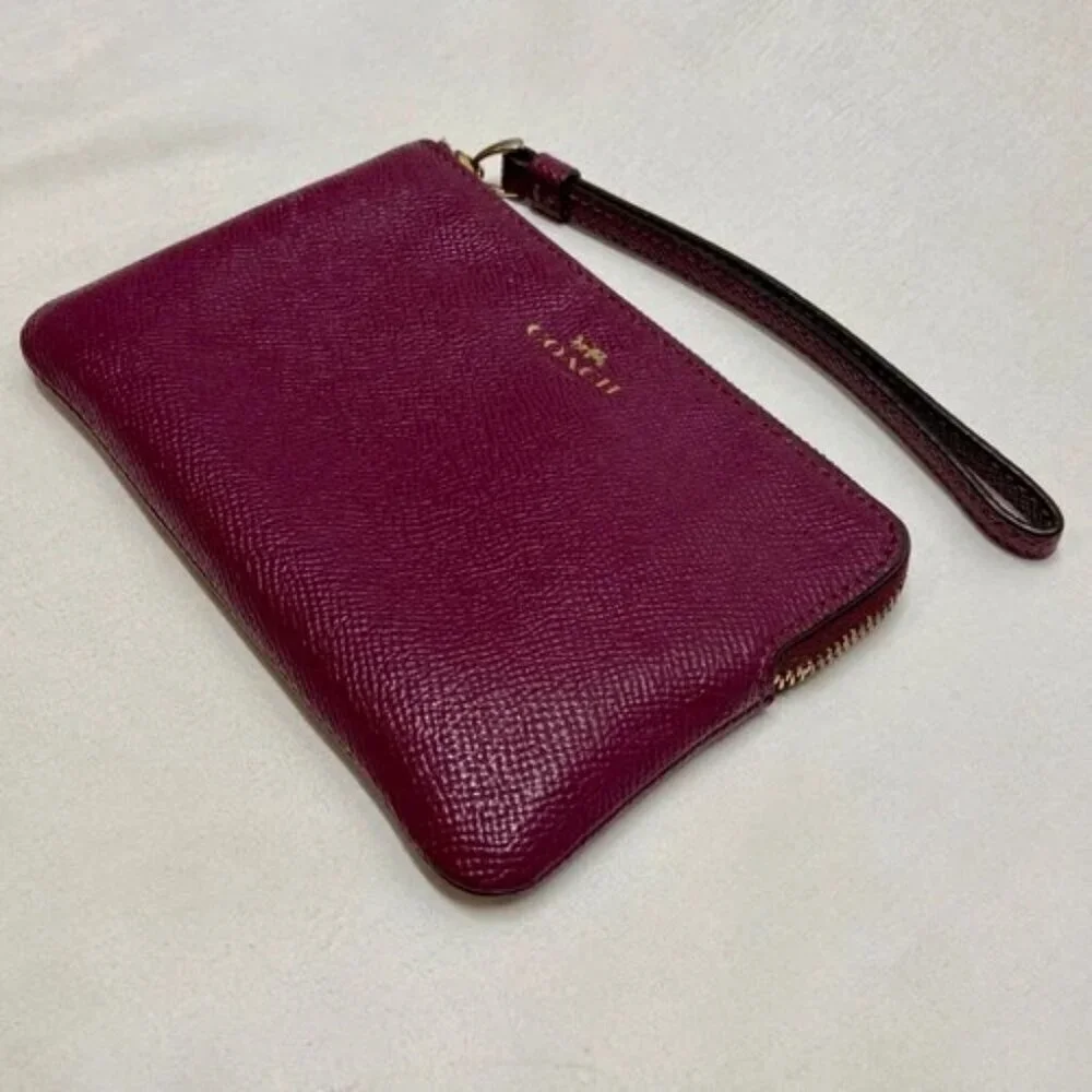 Coach Women's Small Corner Zip Wristlet Pouch Wallet Purse Purple Plum GUC‎